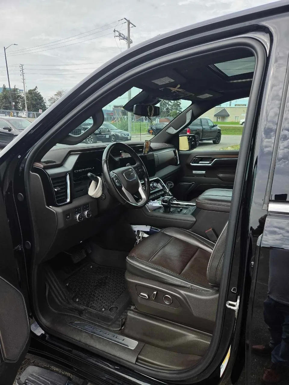 GMC Denali 2024 photo 3