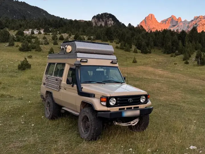 Toyota Land Cruiser Hzj 78