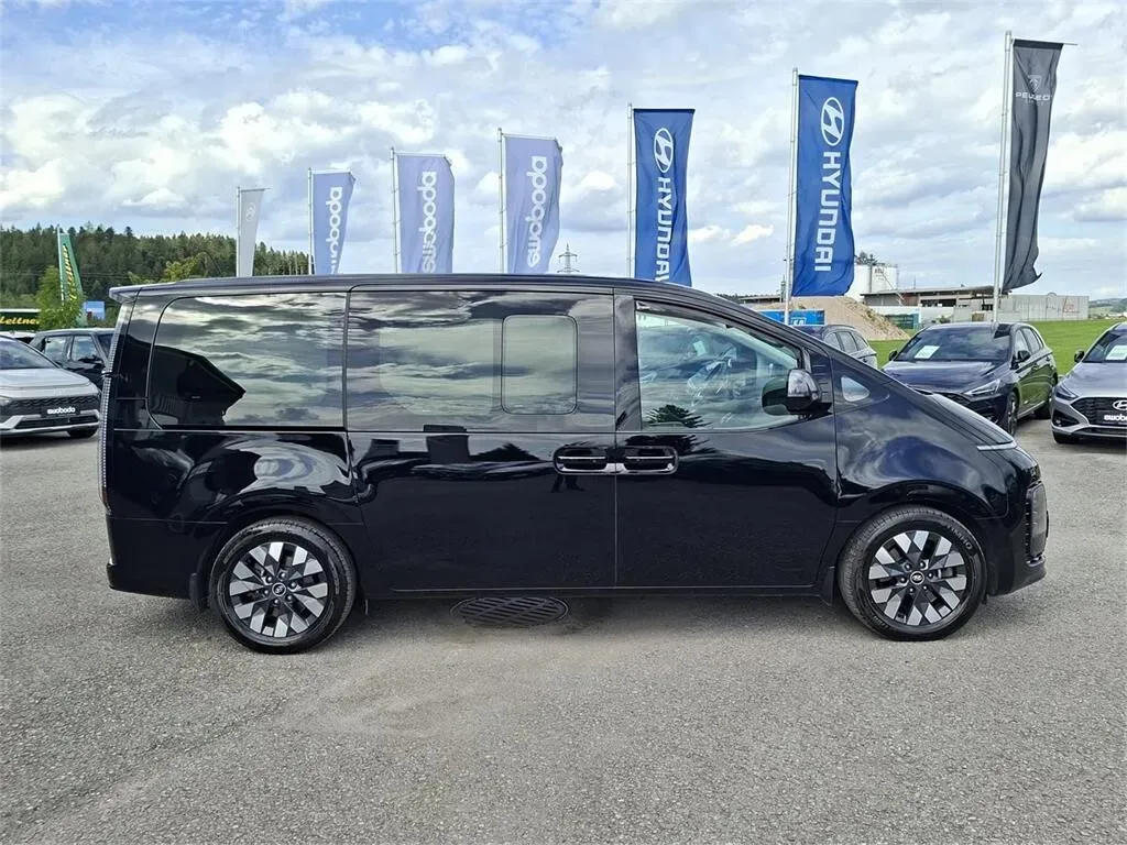 Hyundai Staria 2023 photo 3