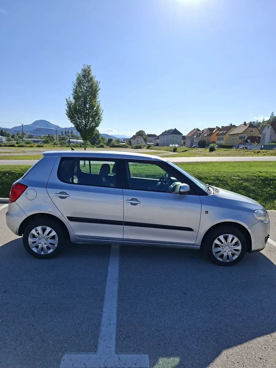 Skoda Fabia 2008 photo 2