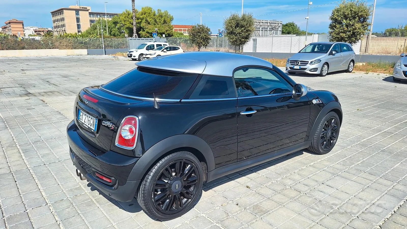 Mini Cooper S Coupé 2011 photo 2