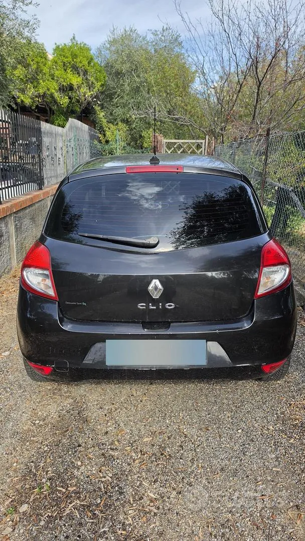 Renault Clio 2010 photo 2