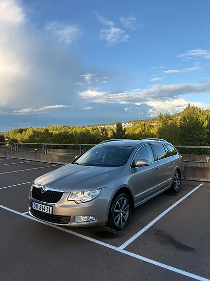 Skoda Superb 2012 photo 2
