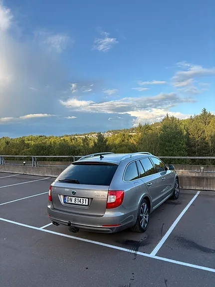Skoda Superb 2012 photo 4