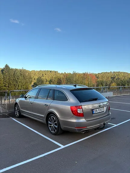 Skoda Superb 2012 photo 5
