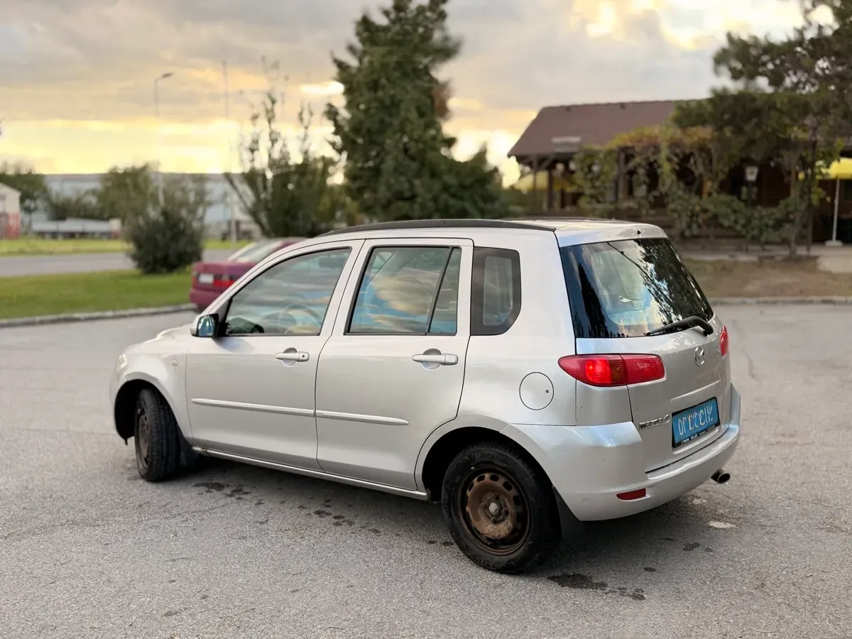 Mazda Mazda2 2004 photo 2