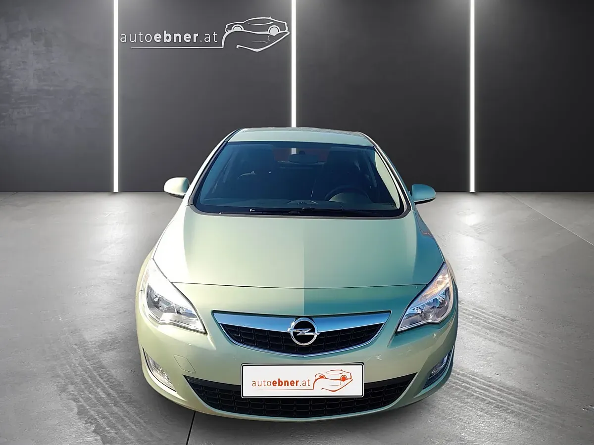 Opel Astra 2011 photo 2
