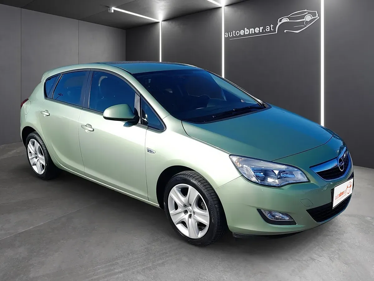 Opel Astra 2011 photo 3