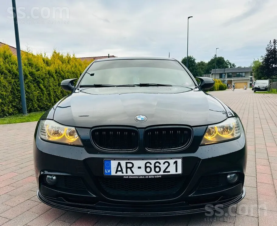 BMW 318 2010 photo 2