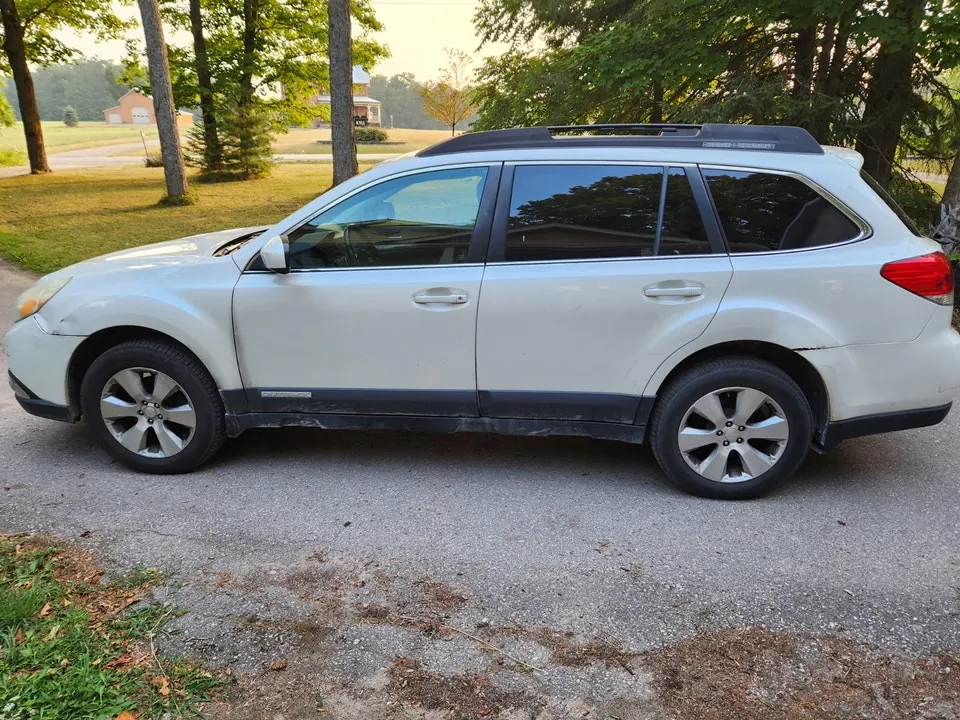Subaru Outback 2010 photo 2