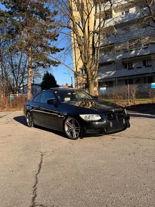 BMW 3 Series 2011 photo 2