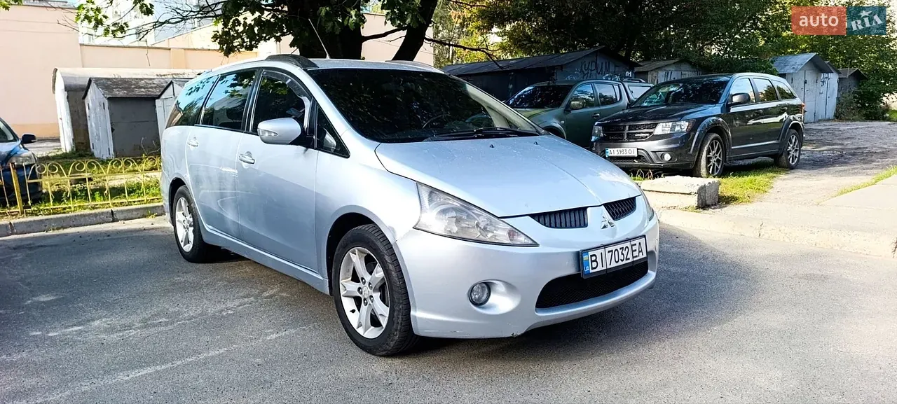 Mitsubishi Grandis 2008 photo 2