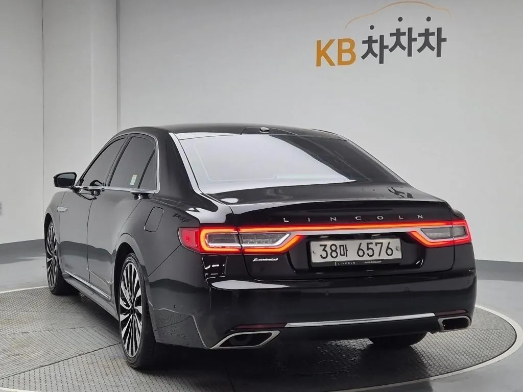 Lincoln Continental 2017 photo 2