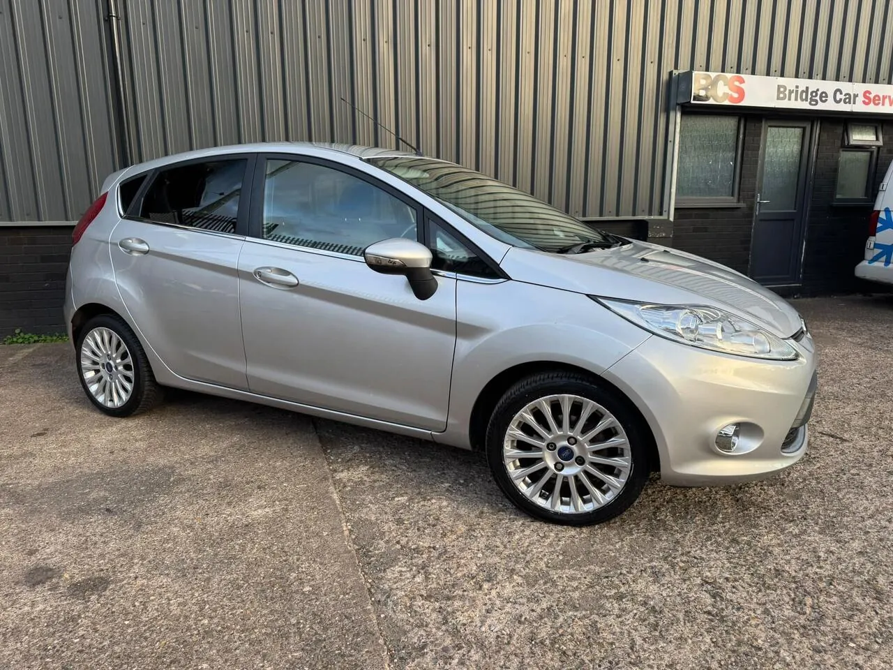 Ford Fiesta 2011 photo 2