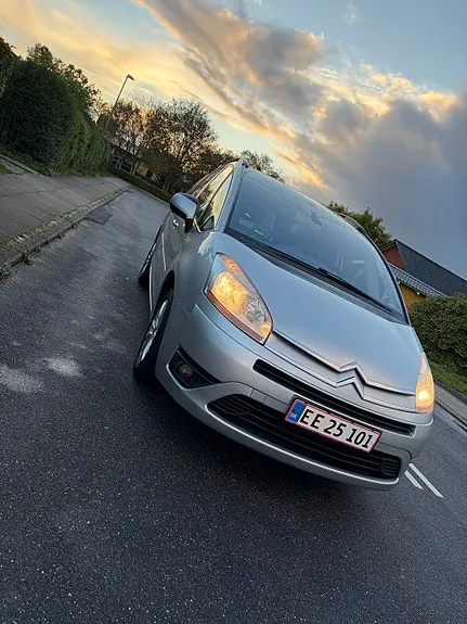 Citroen Grand C4 Picasso 2010 photo 2