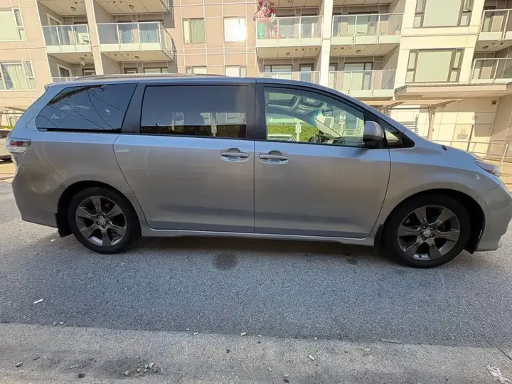 Toyota Sienna 2011 photo 5