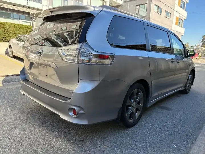 Toyota Sienna 2011 photo 4