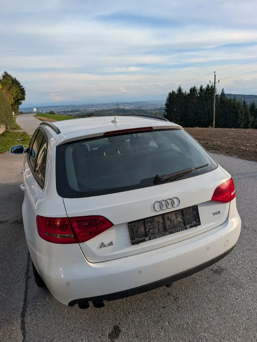Audi A4 2011 photo 2