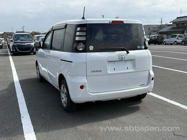 Toyota Sienta 2009 photo 3