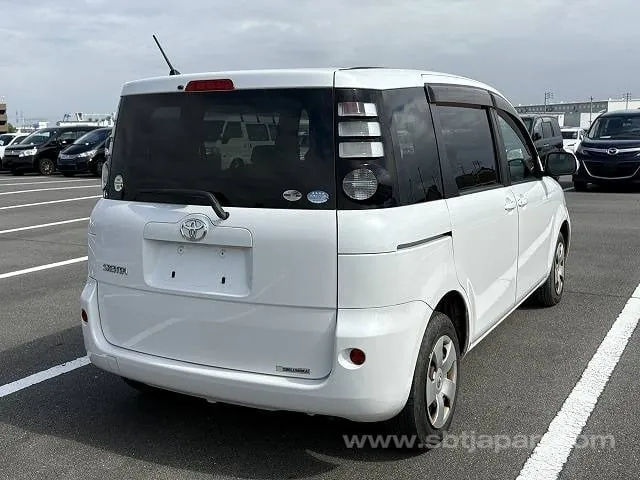 Toyota Sienta 2009 photo 4