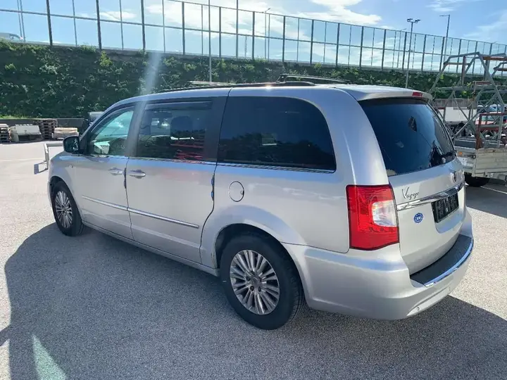Lancia Voyager 2012 photo 2