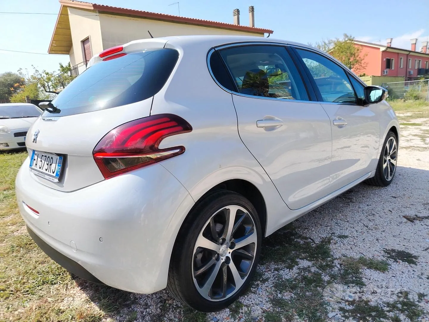 Peugeot 208 2015 photo 5