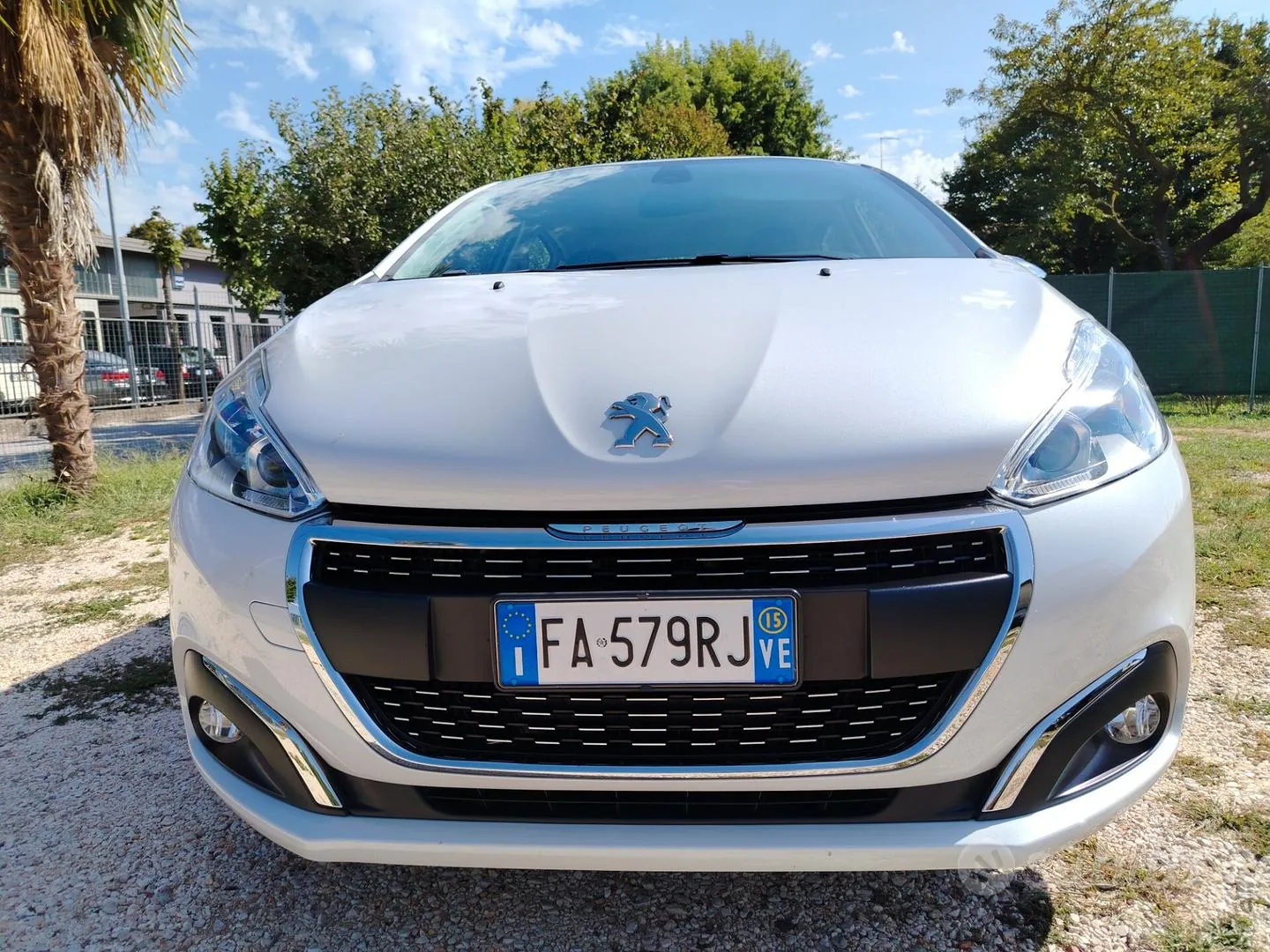 Peugeot 208 2015 photo 3