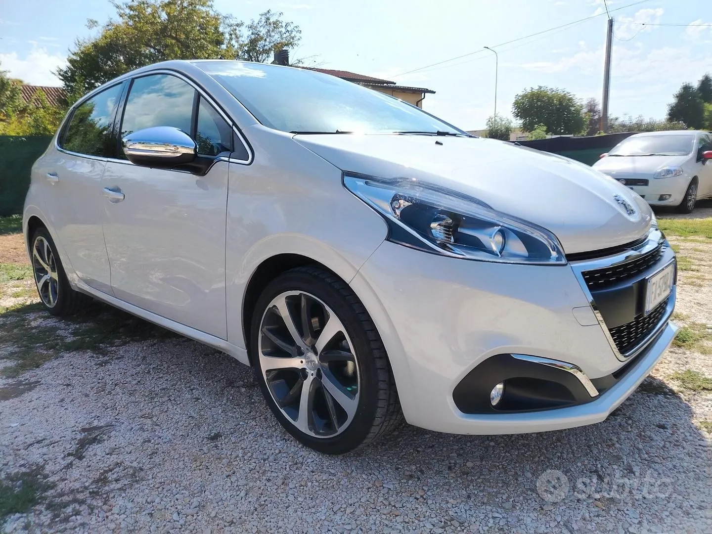 Peugeot 208 2015 photo 2