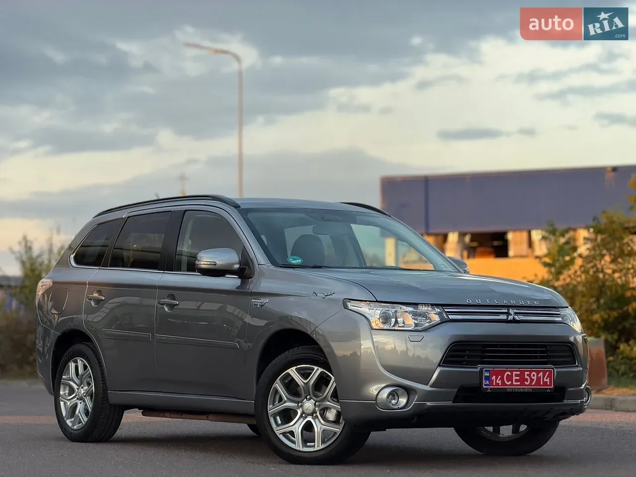 Mitsubishi Outlander 2014 photo 2