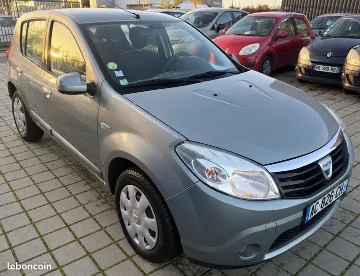 Dacia Sandero 2009 photo 3