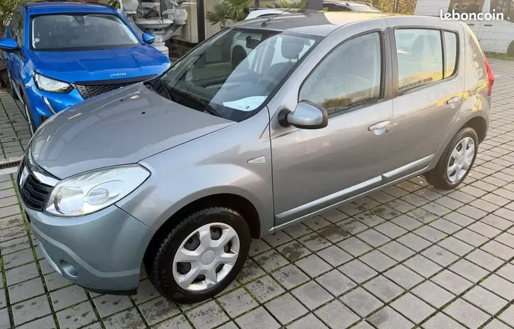 Dacia Sandero 2009 photo 2
