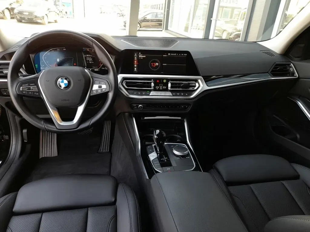 BMW 3 Series 2022 photo 3