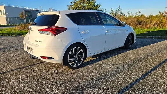 Toyota Auris 2015 photo 2