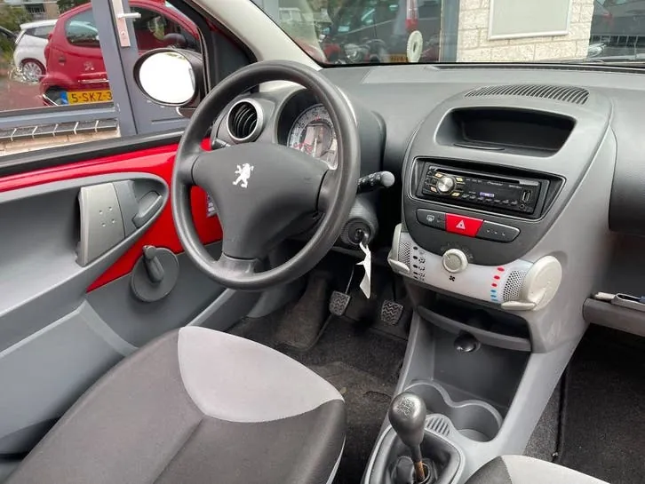 Peugeot 107 2011 photo 2
