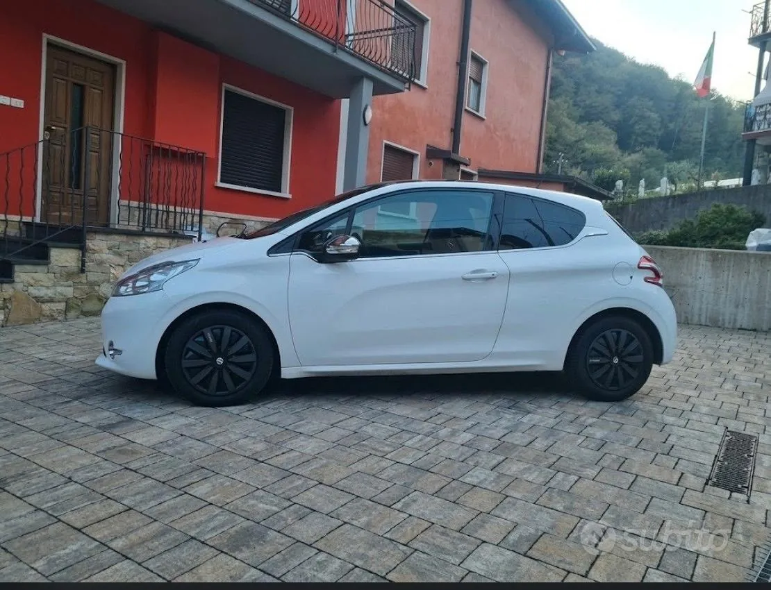 Peugeot 208 2013 photo 2