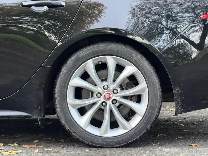 Jaguar Xf 2018 photo 4