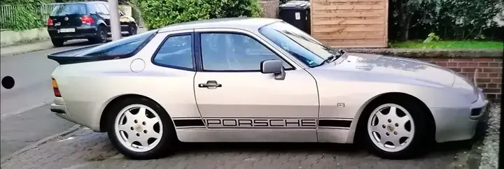Porsche 944