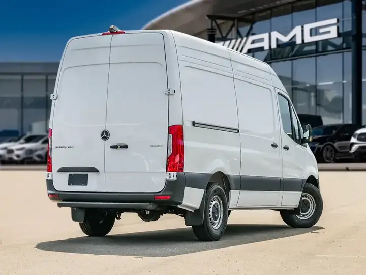 Mercedes-Benz Sprinter 2026 photo 2