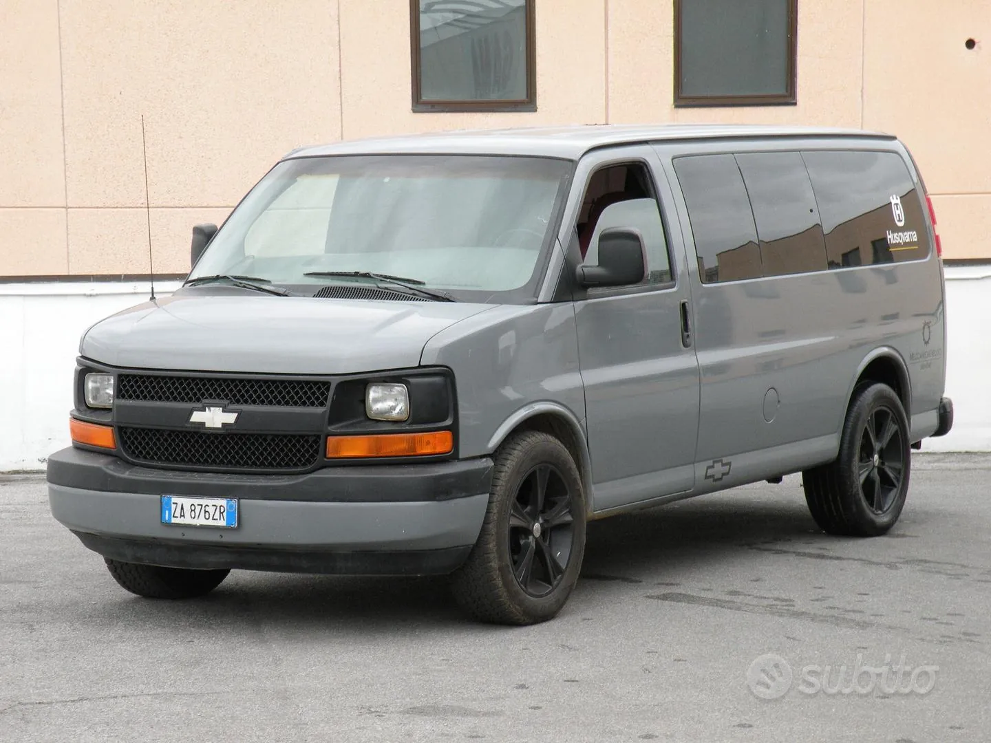 Chevrolet Chevy Van 2002 photo 2