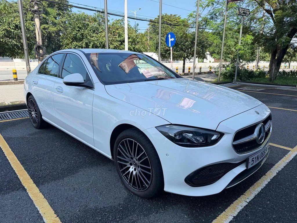 Mercedes-Benz C-Class 2025 photo 2