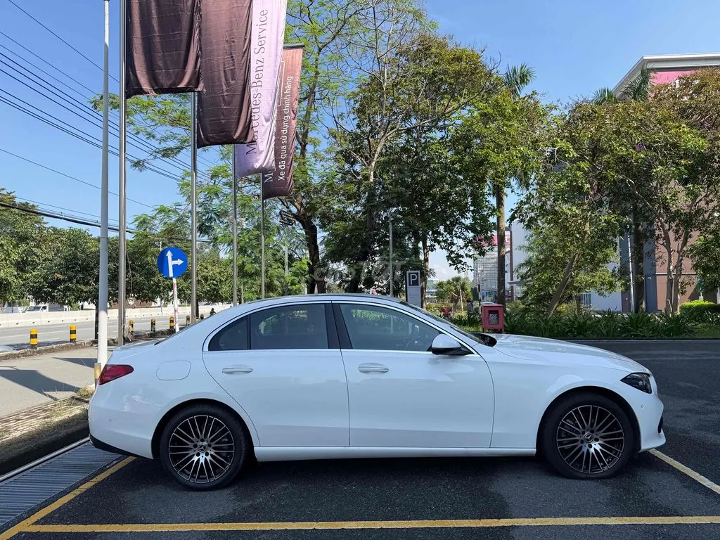 Mercedes-Benz C-Class 2025 photo 4