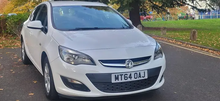 Vauxhall Astra 2015 photo 2