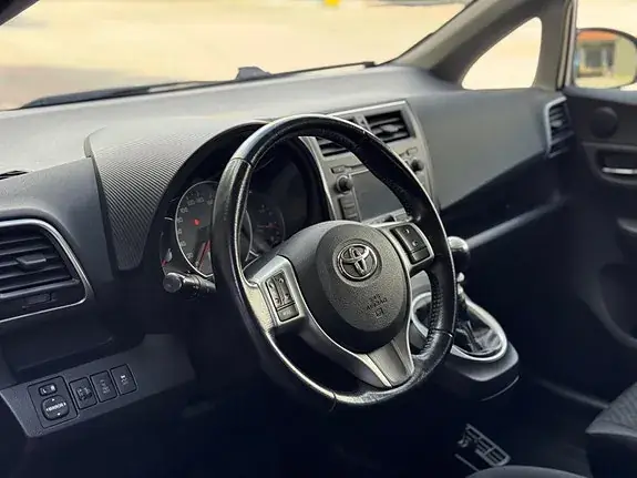 Toyota Verso-S 2011 photo 5