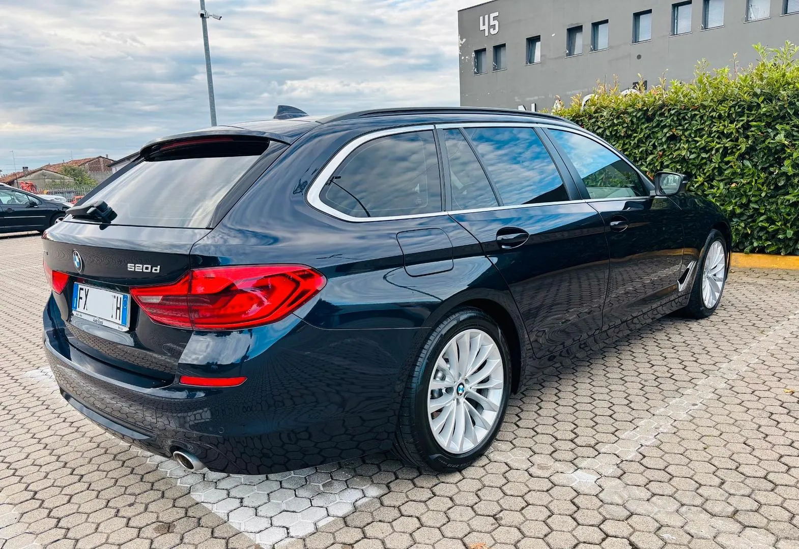BMW 520 Touring 2019 photo 2