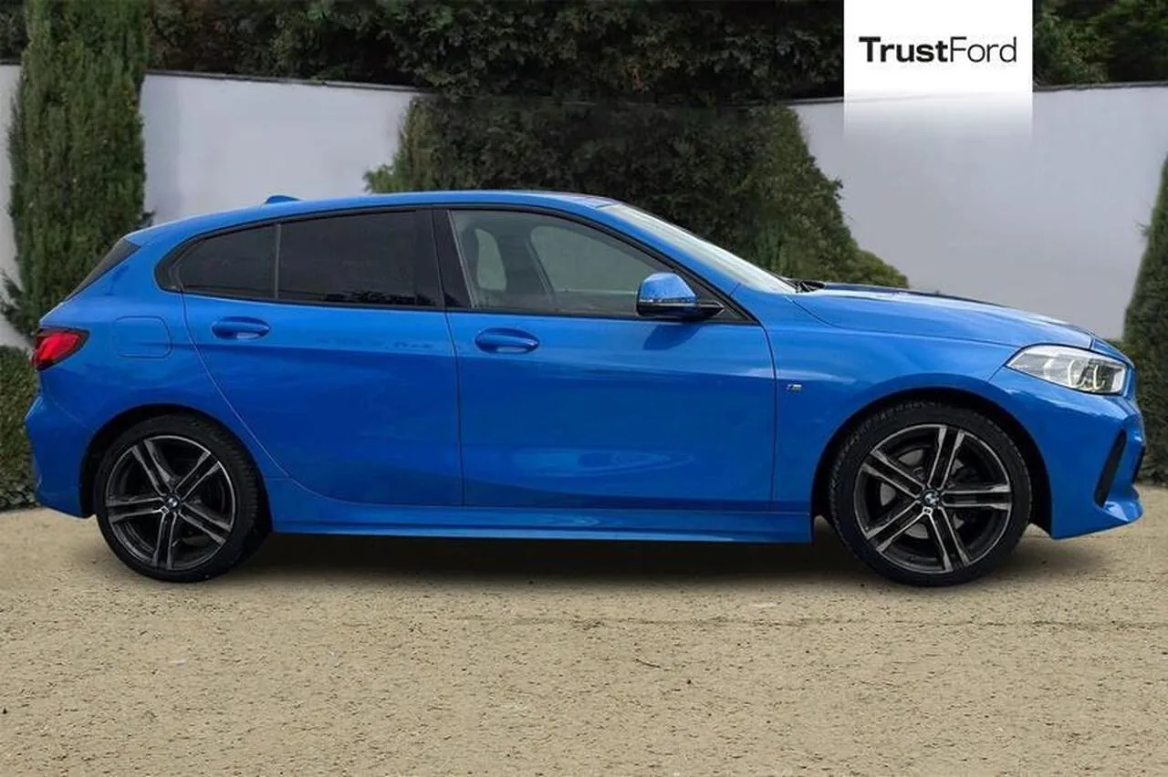 BMW 1 Series 2023 photo 3
