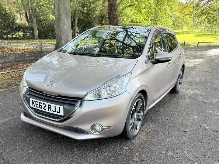 Peugeot 208 2013 photo 2
