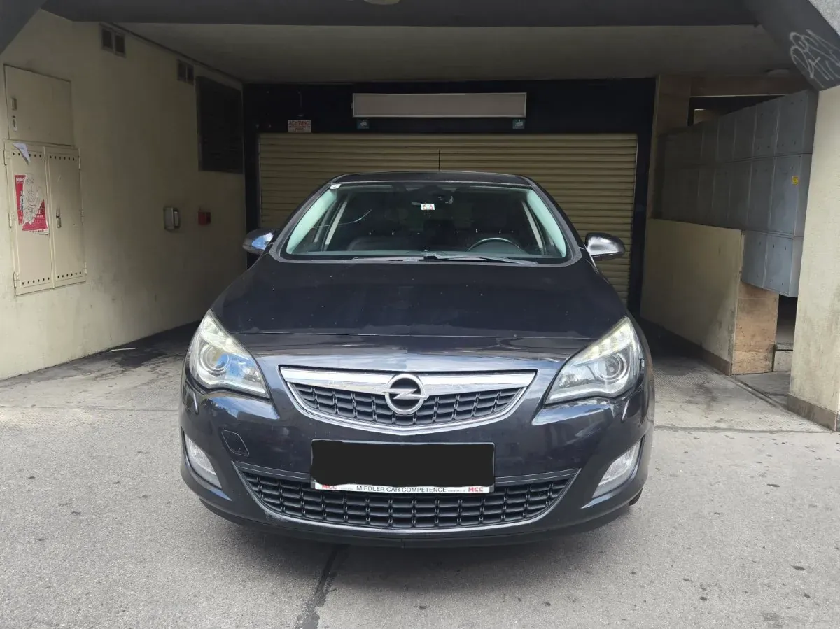 Opel Astra 2011 photo 2