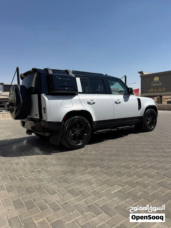 Land Rover Defender 2023 photo 2