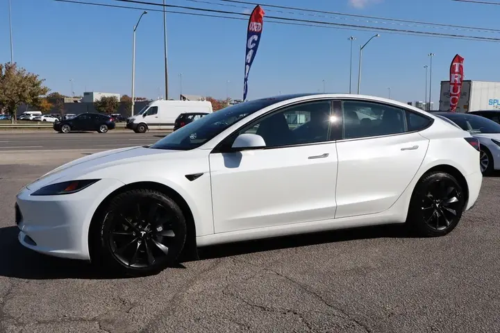 Tesla Model 3 2025 photo 3