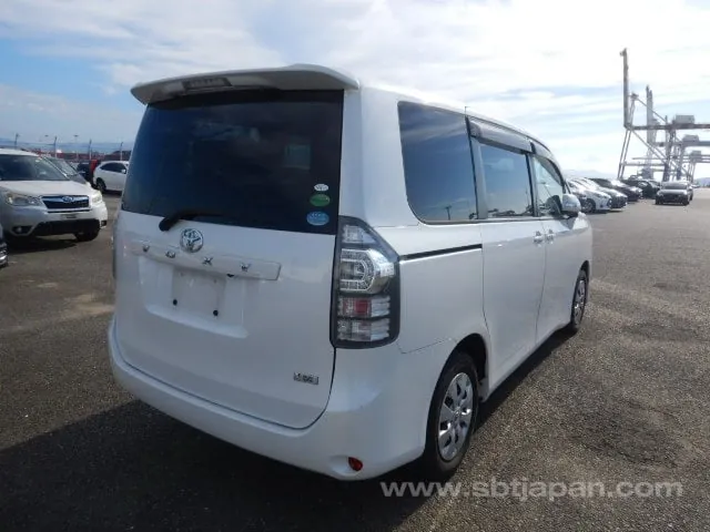 Toyota Voxy 2012 photo 4